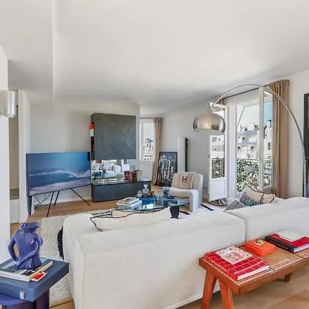 Avenue Montaigne Apartment *